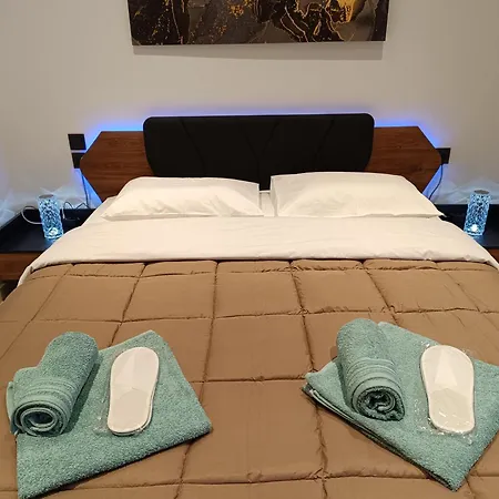 Giolanda Patrasso - Modern In The Center Of