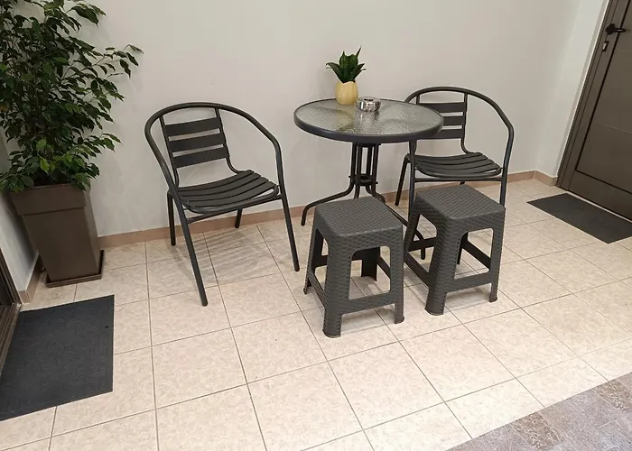 Giolanda Patrasso - Modern In The Center Of