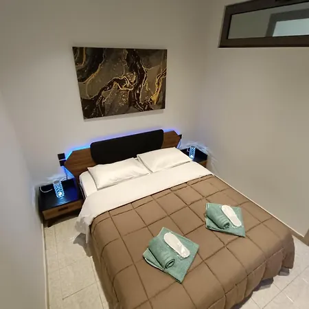 Giolanda Patrasso - Modern In The Center Of Apartment *