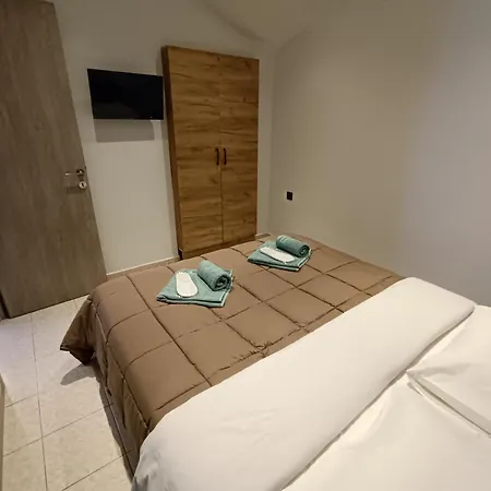 Giolanda Patrasso - Modern In The Center Of