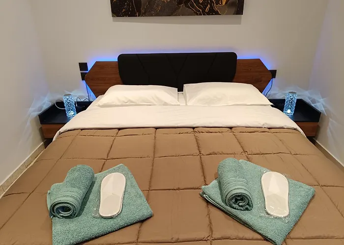 Giolanda Patrasso - Modern In The Center Of