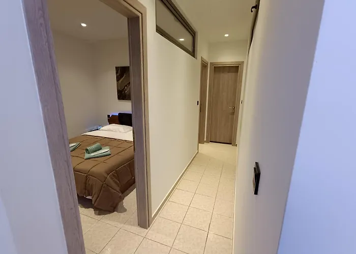 Giolanda Patrasso - Modern In The Center Of