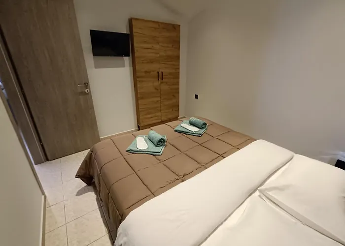 Giolanda Patrasso - Modern In The Center Of