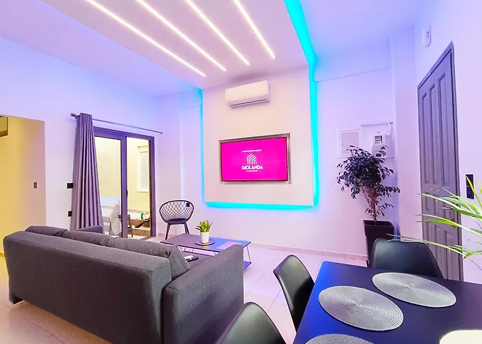 Giolanda Patrasso - Modern In The Center Of